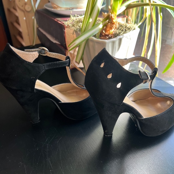 ModCloth size 7 velour black t-strap pumps - Picture 5 of 6